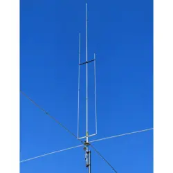 Antenna verticale HF Grazioli MV3 montata su palo con radiali contro un cielo blu.